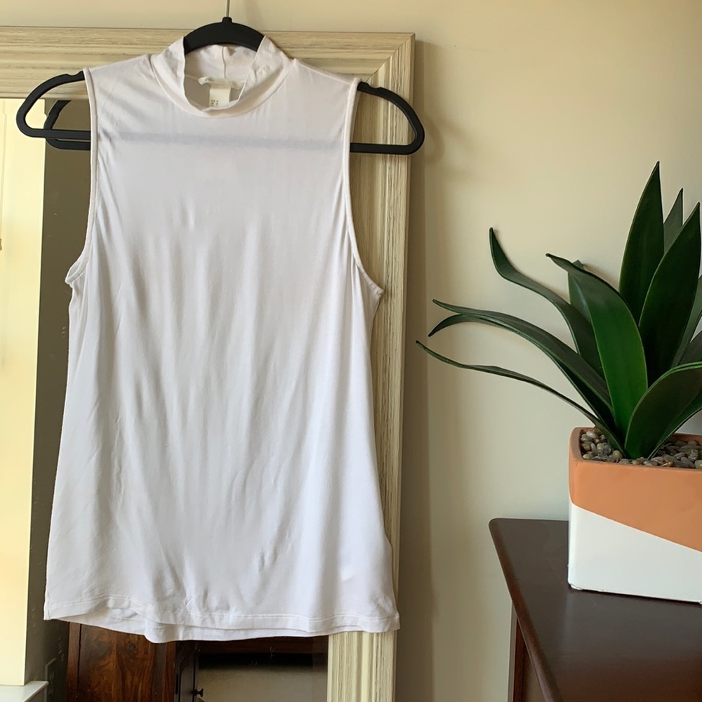 NWT H&M white mock neck tank top (size medium) ✨